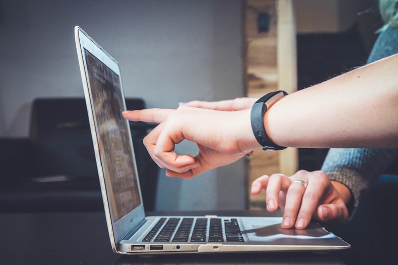 Manos sobre un teclado de computadora, representando la navegación accesible y el uso de tecnología asistiva