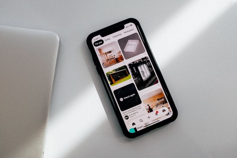 Diseño de interfaz de una aplicación móvil mostrando componentes de UI en un prototipo digital
