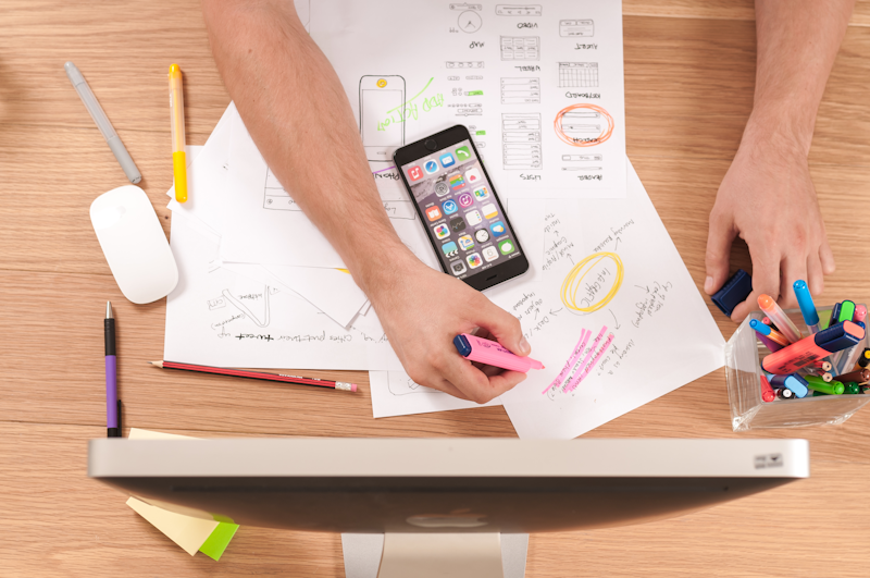 Pared con notas adhesivas para planificacion de estrategia de contenido