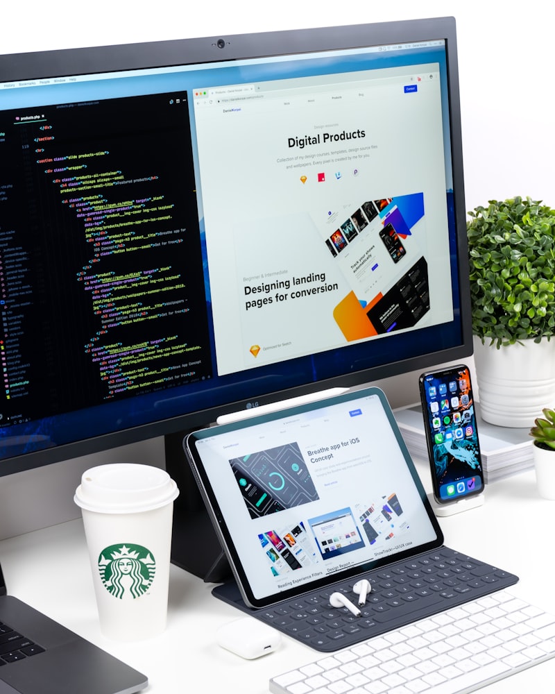 Desarrollador trabajando en código de una página web