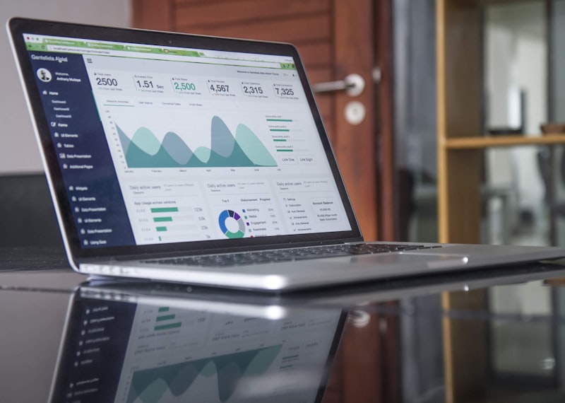 Dashboard de analítica mostrando métricas de rendimiento y datos de negocio
